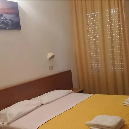 Bed & Breakfast Half Moon Airport Restaurant 3*