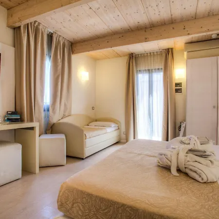 Ferretti 4*