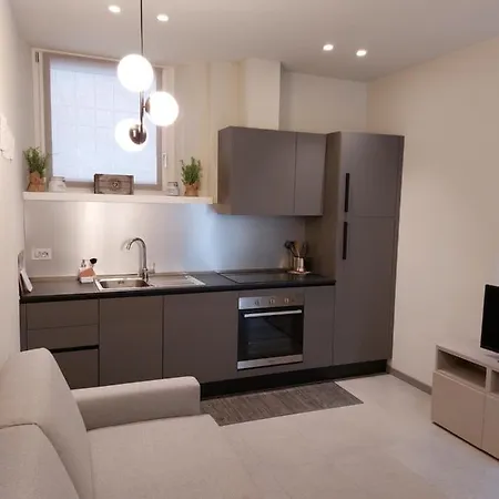The 6 Apartment *