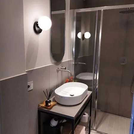 The 6 Apartment