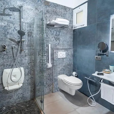 Primrose Hotel 3*