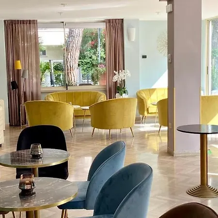 Aura Living Hotel 3*