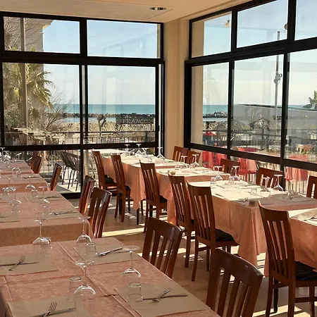 מלון Alcazar 3*