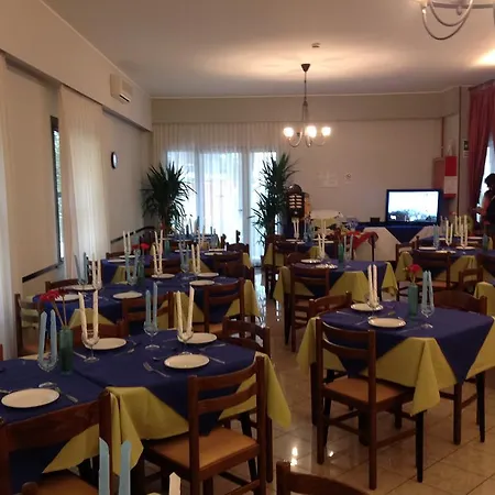 Laura Hotel *
