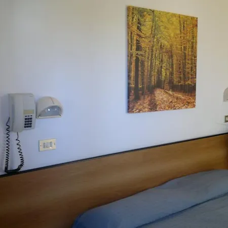 Half Moon Airport Restaurant Bed & Breakfast 3*
