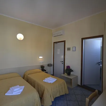 Hotell Hotel Corona 3*
