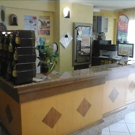 Half Moon Airport Restaurant ريميني