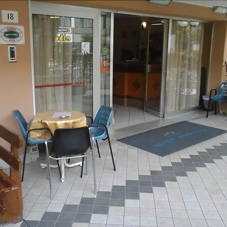 Half Moon Airport Restaurant فندق مبيت وإفطار ريميني