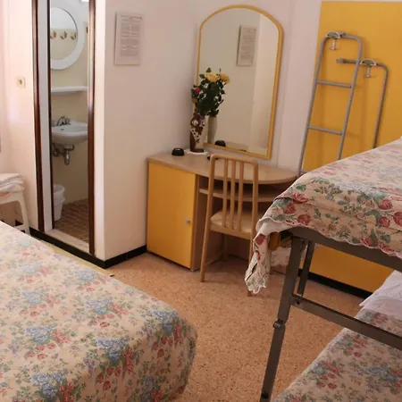 Fiorella Hotel *