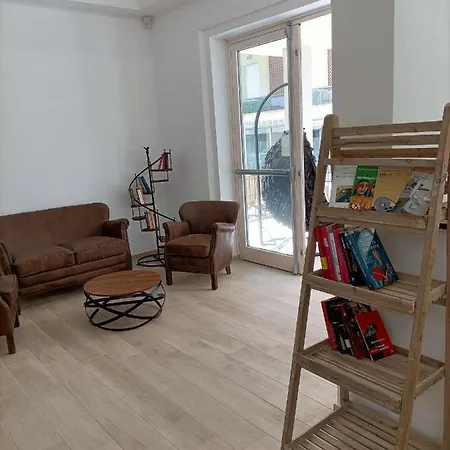Bed & Book Hotel *