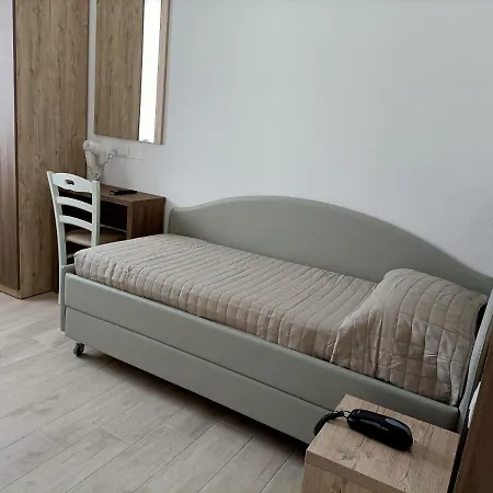 Bed & Book Hotel *