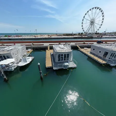 House Boat Botel