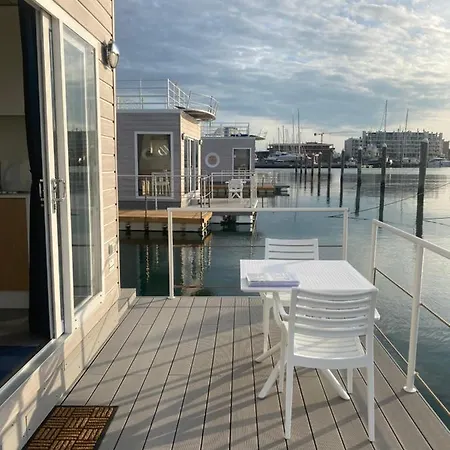 House Boat Botel