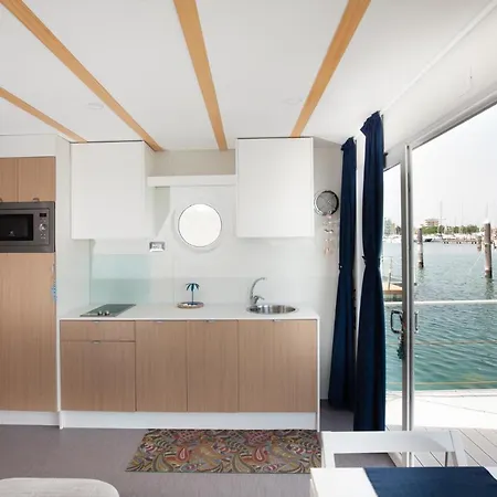 Botel House Boat 4*