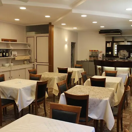 Hotel Mora *