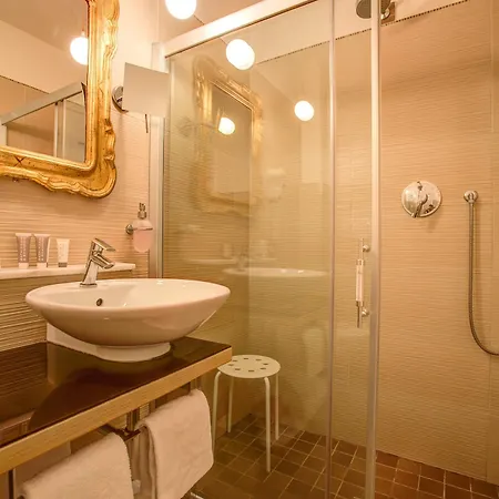 Ferretti 4*
