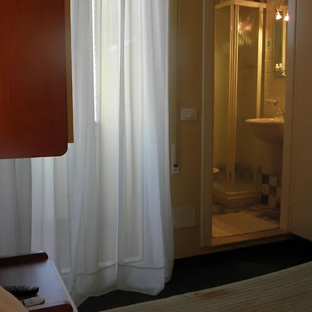 Crosal Hotel