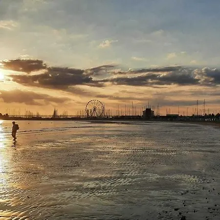 Szálloda River Fronte Mare Con Piscina 3*