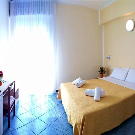 Hotell Hotel Corona 3*
