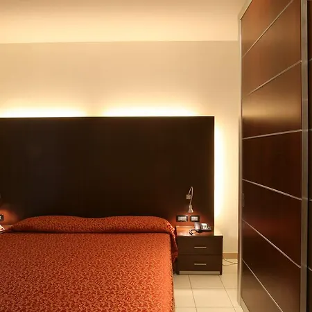 מלון דירות Domus 4*