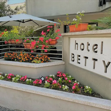 Betty 3*