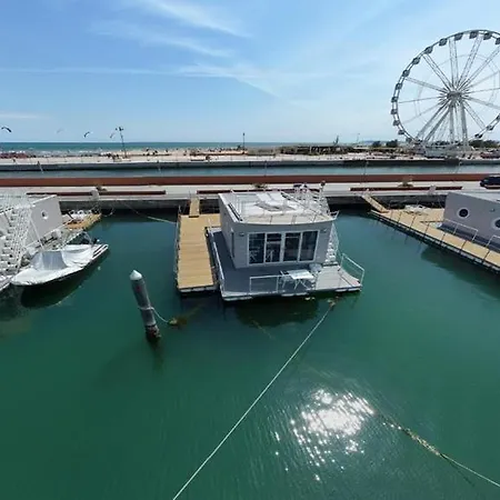 Botel House Boat 4*