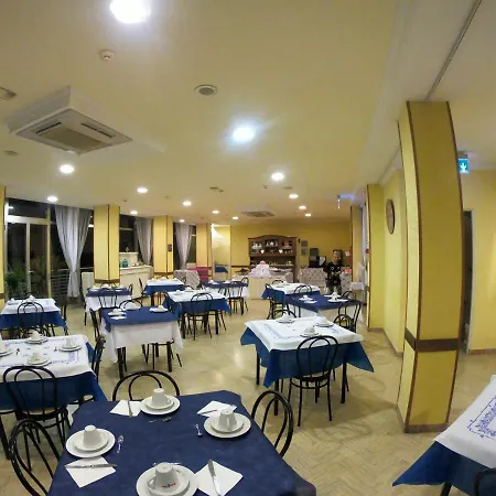 فندق مبيت وإفطار Half Moon Airport Restaurant ريميني