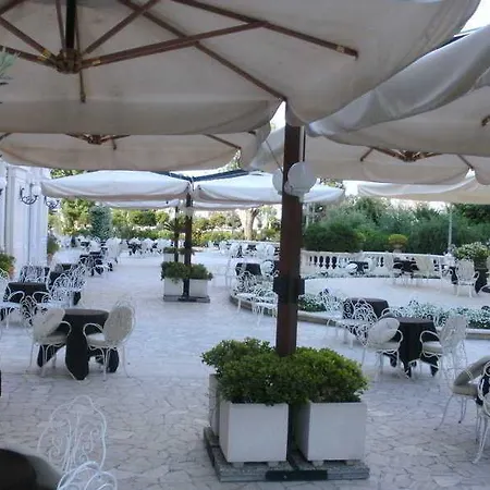 Hotel Residenza Parco Fellini 4*