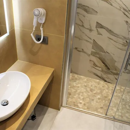 Hotel Primrose 3*