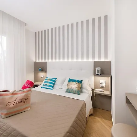 Ariane - Beachfront, Breakfast Xxl & Sea View ريميني