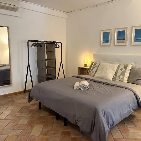 Апартаменты Dans Agreable Maison De Centre Historique De