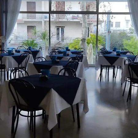 فندق مبيت وإفطار Half Moon Airport Restaurant