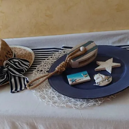 فندق مبيت وإفطار Half Moon Airport Restaurant 3*