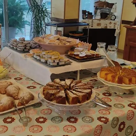 Half Moon Airport Restaurant فندق مبيت وإفطار 3*