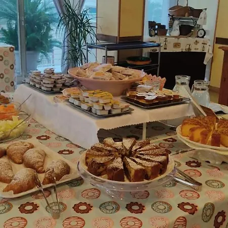 فندق مبيت وإفطار Half Moon Airport Restaurant 3*