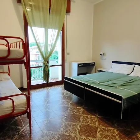 Borghesi Fronte Con Parcheggio Privato Lägenhet