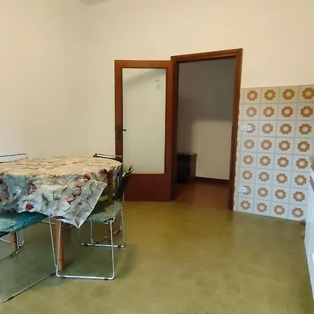 Borghesi Fronte Con Parcheggio Privato