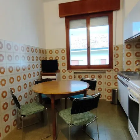 Borghesi Fronte Con Parcheggio Privato Lägenhet