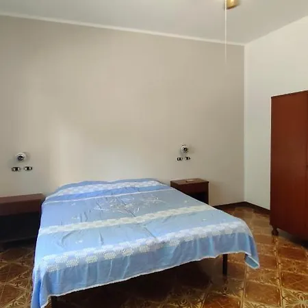 Borghesi Fronte Con Parcheggio Privato