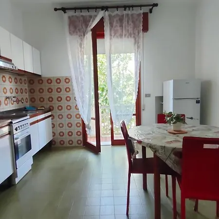 Borghesi Fronte Con Parcheggio Privato Lägenhet *