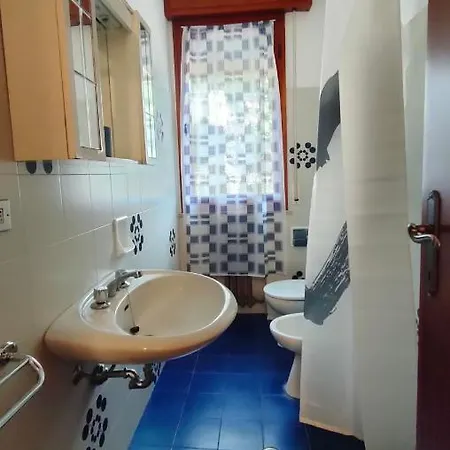 Borghesi Fronte Con Parcheggio Privato