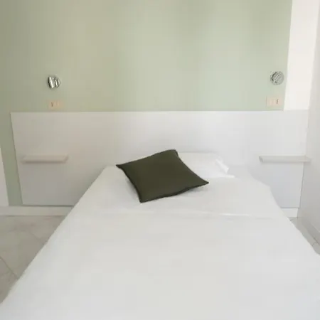 Hotel The Sea 2*
