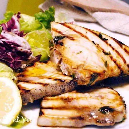 Half Moon Airport Restaurant فندق مبيت وإفطار 3*