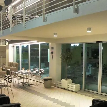فندق مبيت وإفطار Half Moon Airport Restaurant