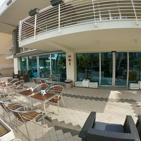 Half Moon Airport Restaurant فندق مبيت وإفطار