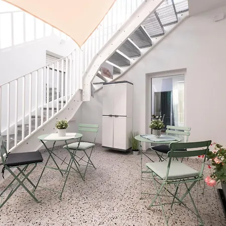 Zuara9room Bed & Breakfast *