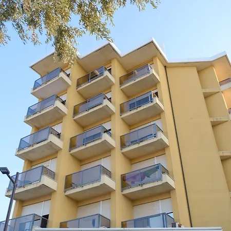 Crown Hotel 3*