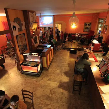 Vandrarhem Sunflower Backpacker & Bar *