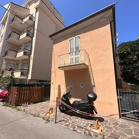 Hotel apartamentowy Beach 200 Mt Dal Mare - Il Lupo Affitta Rimini