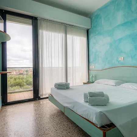 Crown Hotel 3*